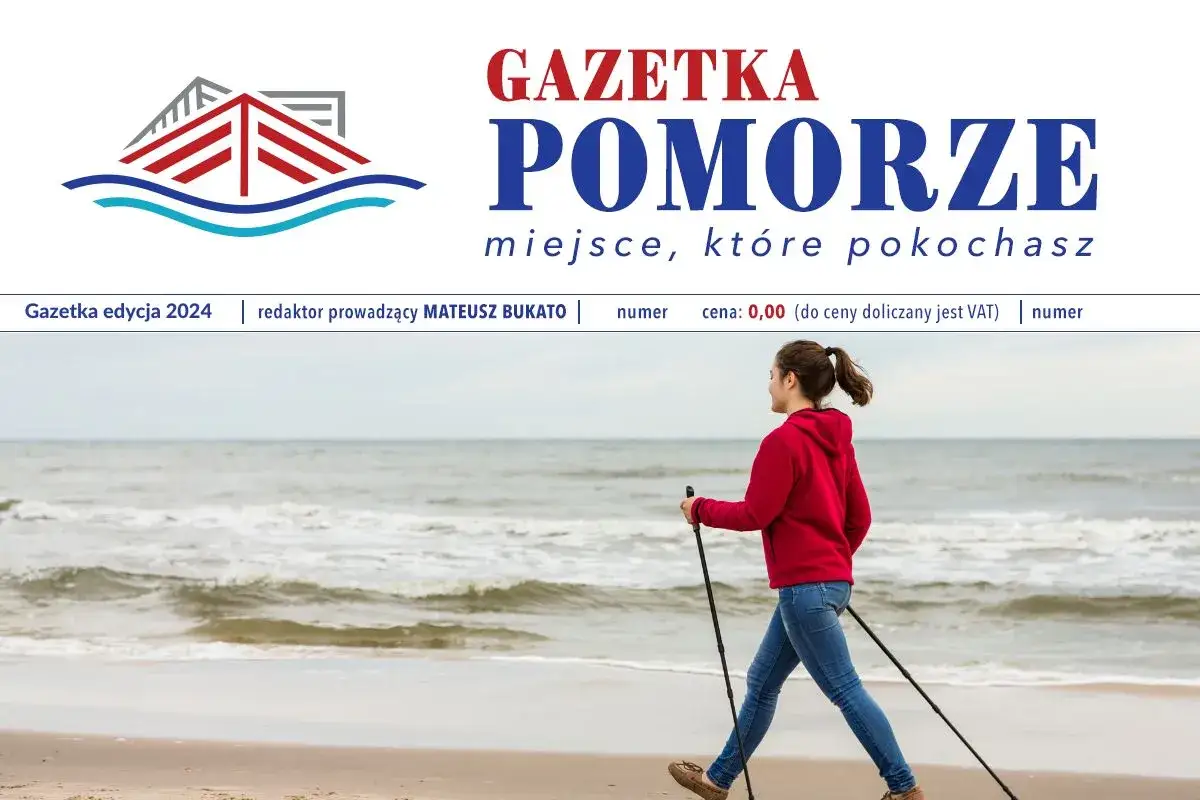 Aktywna kobieta maszeruje brzegiem morza, ciesząc się świeżym powietrzem. Idealne miejsce na wczasy dla seniora nad morzem z wyżywieniem.