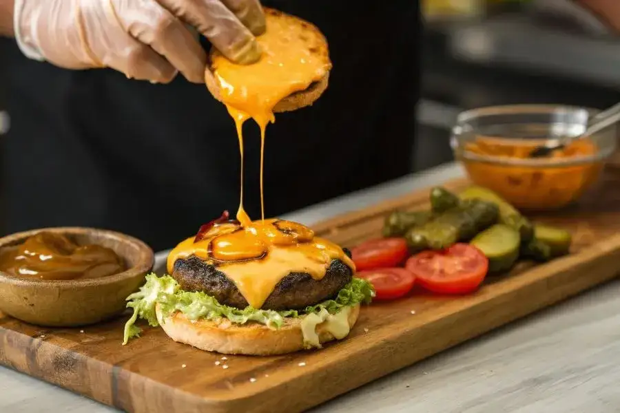 różne rodzaje sera do burgerów