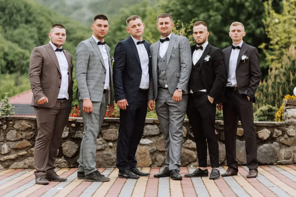 Sześciu pan&oacute;w w eleganckich garniturach, niczym z wybiegu, prezentuje styl polscy projektanci mody.