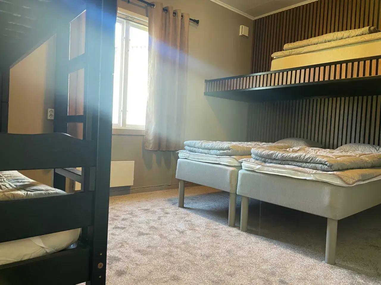 Sovrum med v&aring;ningss&auml;ng och tv&aring; enkels&auml;ngar. Perfekt f&ouml;r ditt vandrarhem p&aring; Gotland.