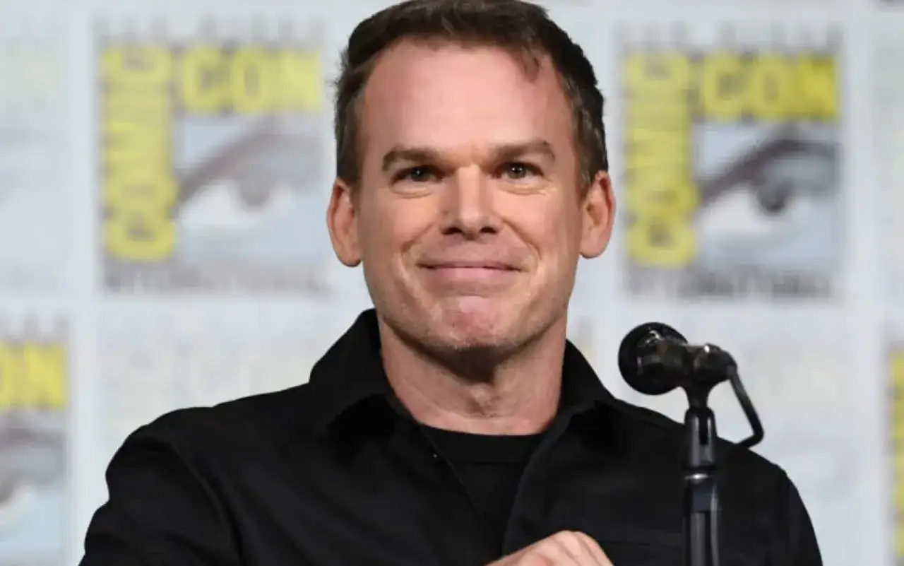 Michael C. Hall sorride al microfono, un'immagine che evoca le sue memorabili interpretazioni, forse per le prossime dexter recensioni.