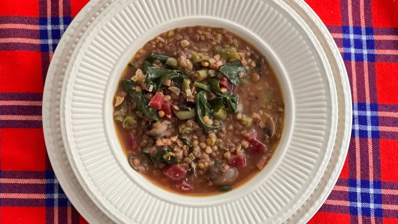 Un plato de lentejas con verduras, ideal para aprender como hacer lentejas.