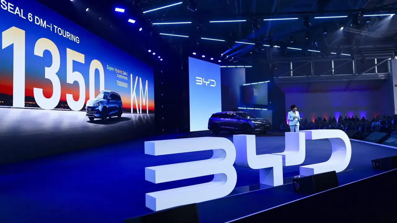 BYD präsentiert den Seal 6 DM-i Touring mit 1350 km Reichweite. Die BYD Aktien sind ein spannendes Thema für Investoren.