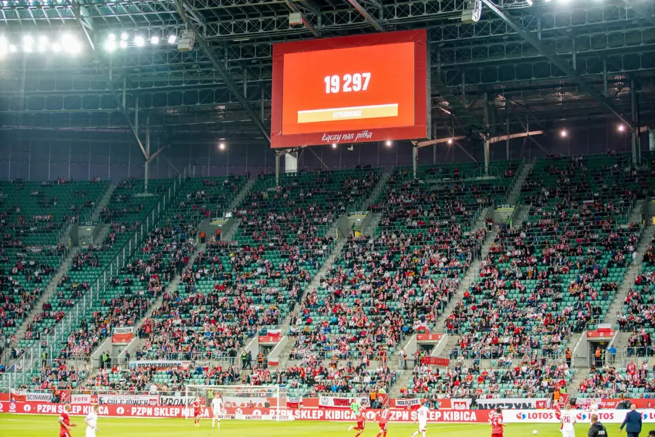 Stadion wypełniony kibicami na meczu Polska vs Rosja. Na telebimie 19 297 widzów. 