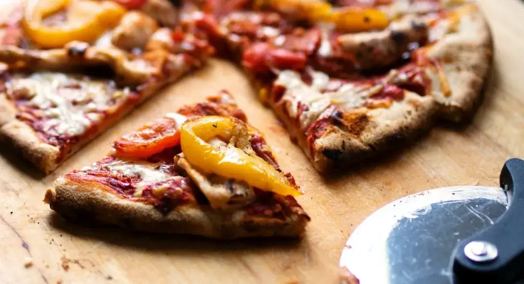 porównanie pizzy mrożonej domowej z pizzerii