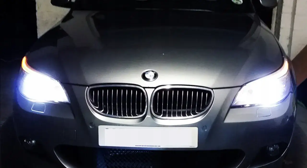Jasne żarówki BMW E60 rozświetlają przód samochodu, podkreślając jego sportowy charakter.
