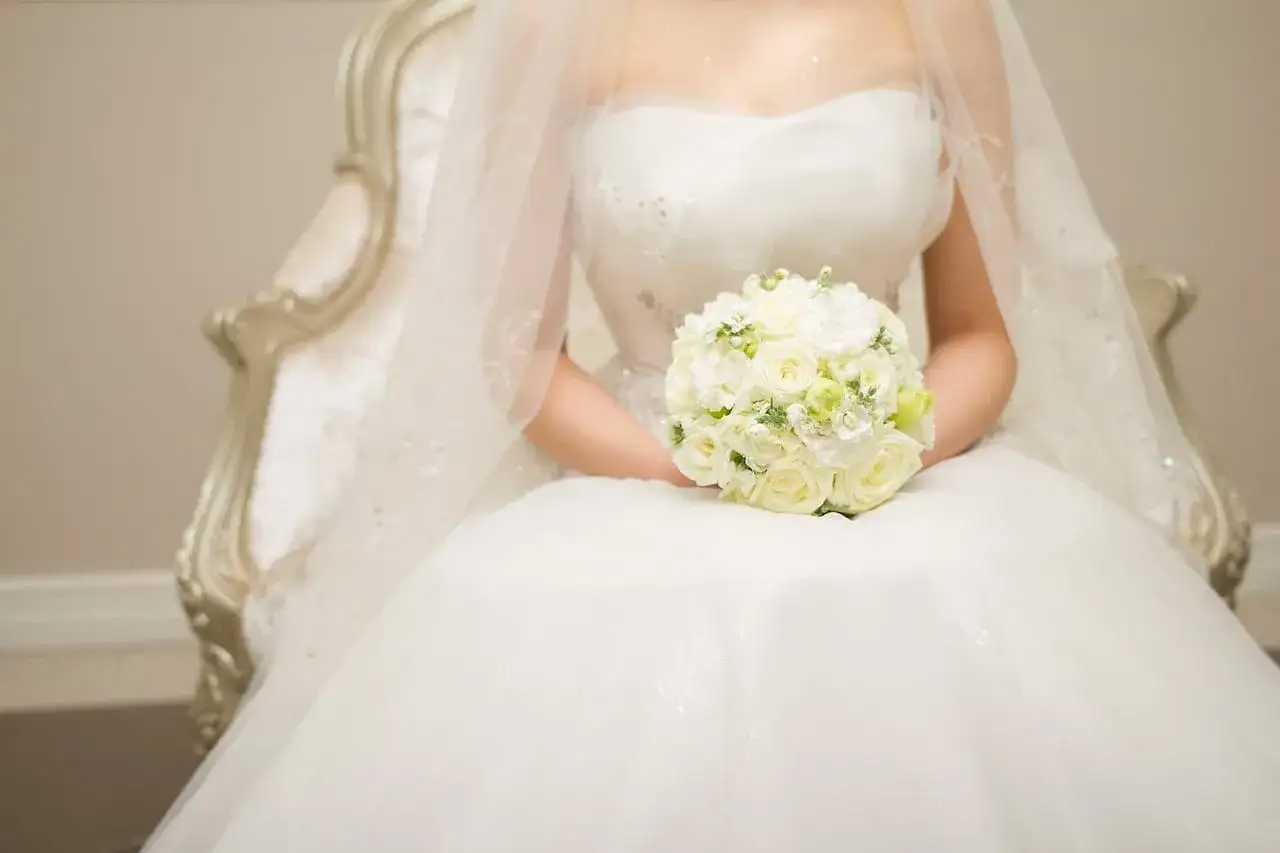 Panna młoda przymierzająca suknię ślubną w eleganckim salonie