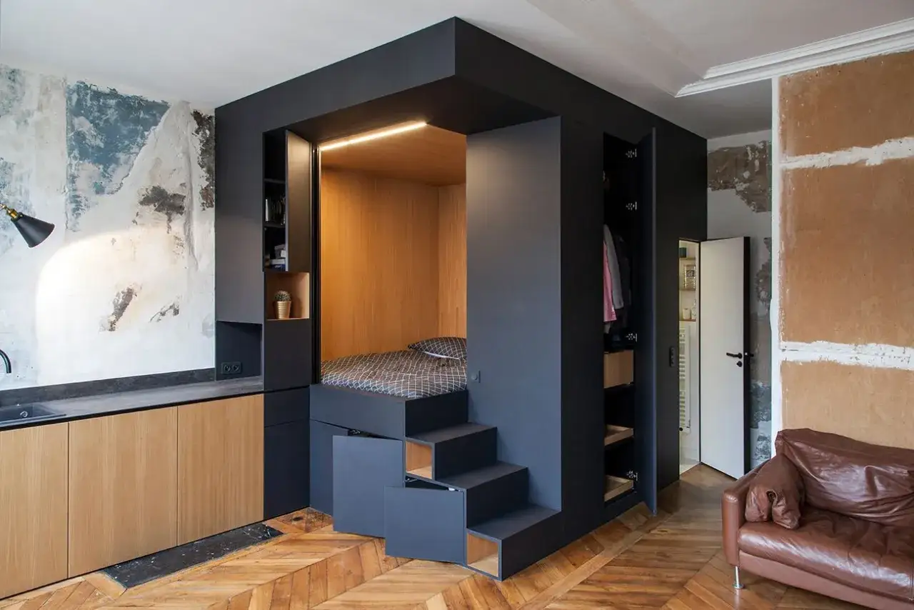 Cleveres 4 qm zimmer einrichten: Bett, Küche, Schrank und Stauraum in einem kompakten Design.