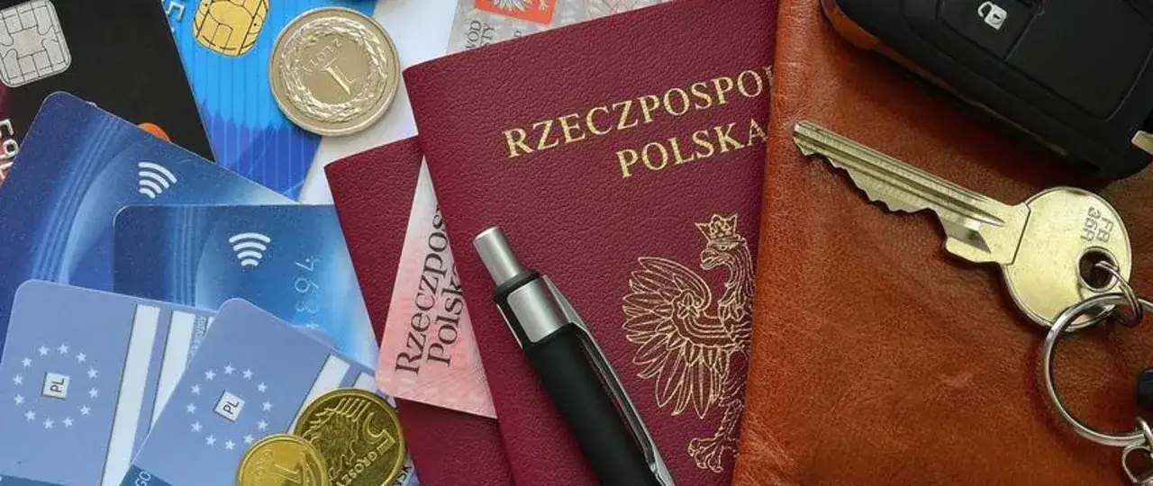 Paszport, karty płatnicze, monety i kluczyki do auta. To wszystko, co potrzeba do wyrobienia paszportu i podróży.