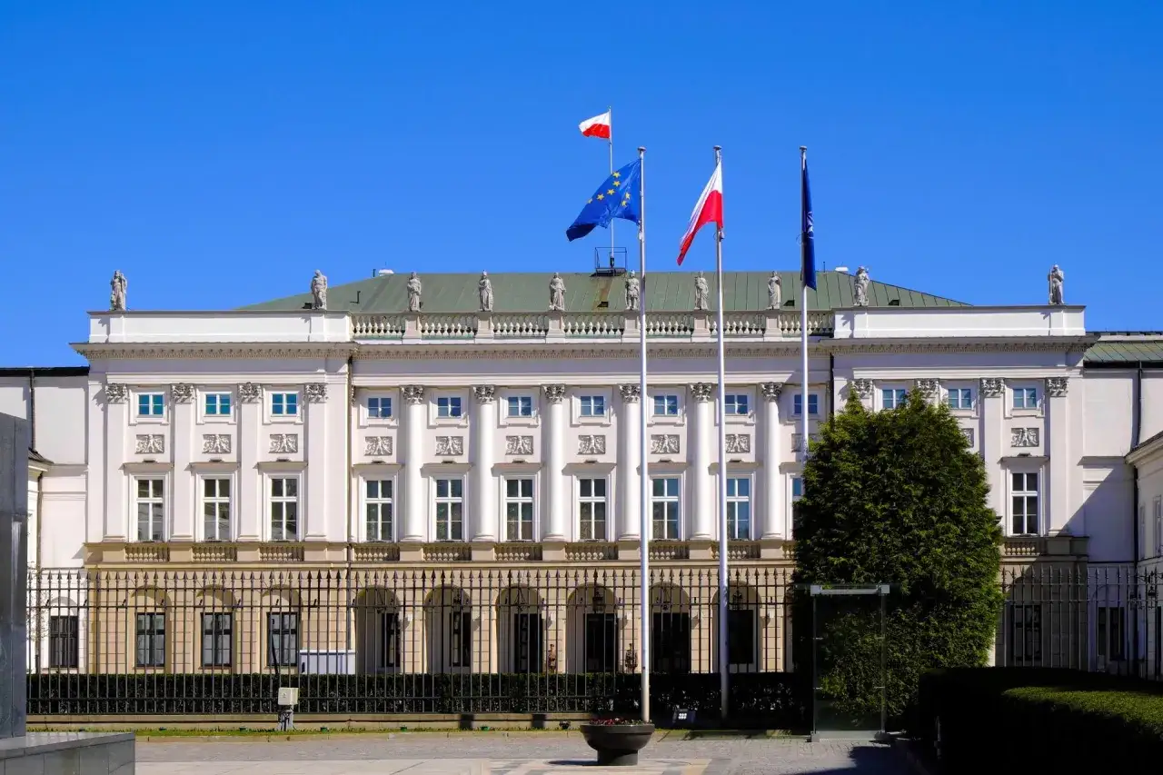 Pałac Prezydencki z polską i unijną flagą. Po zakończeniu kadencji, prezydent może liczyć na emeryturę prezydencką.