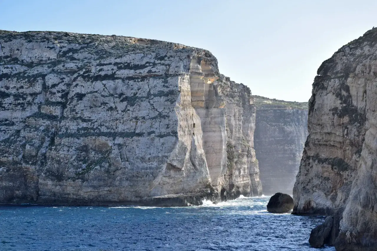Malta i Gozo oferują najciekawsze trasy spacerowe wzdłuż klifów, z zapierającymi dech w piersiach widokami na morze i skaliste wybrzeża.