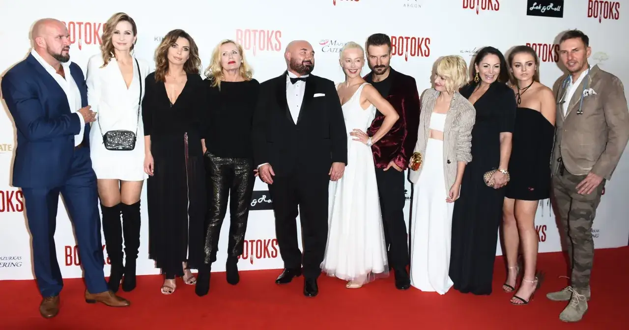 Obsada filmu Botoks na premierze: aktorzy i aktorki w eleganckich strojach pozują na czerwonym dywanie.
