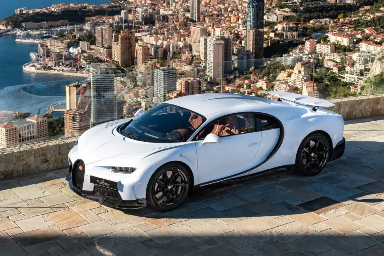 Biały Bugatti Chiron na tle Monako. Czy taki samochód ma ktoś w Polsce?
