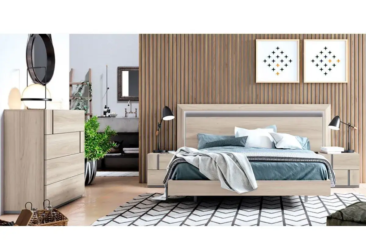 Distribución dormitorio matrimonio: cama moderna con mesitas, cómoda y espejo. Pared de lamas de madera y cuadros decorativos.