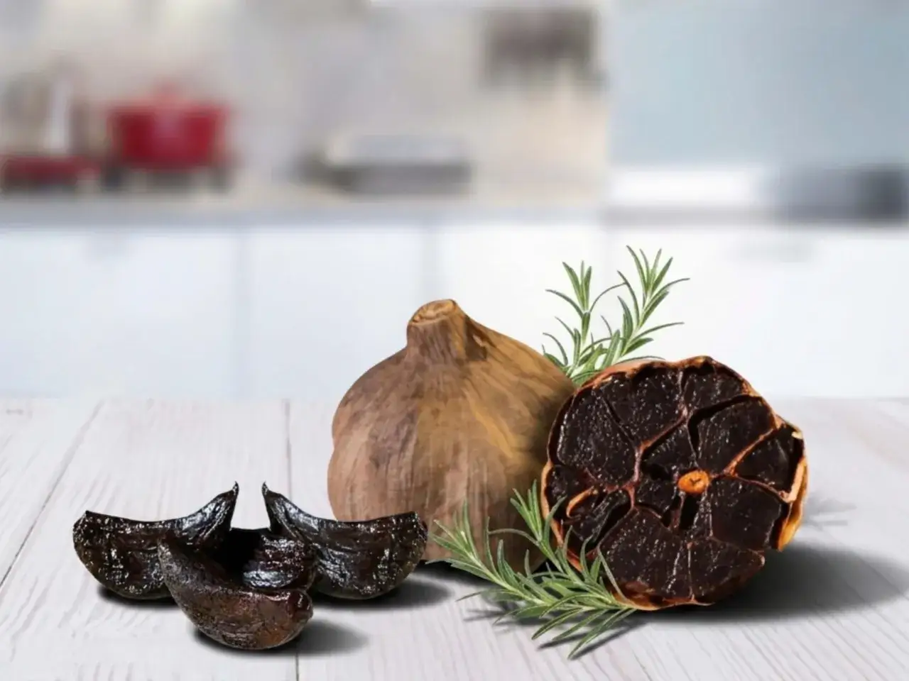 Schwarzer Knoblauch und Rosmarin auf einem Holztisch. Die Frage