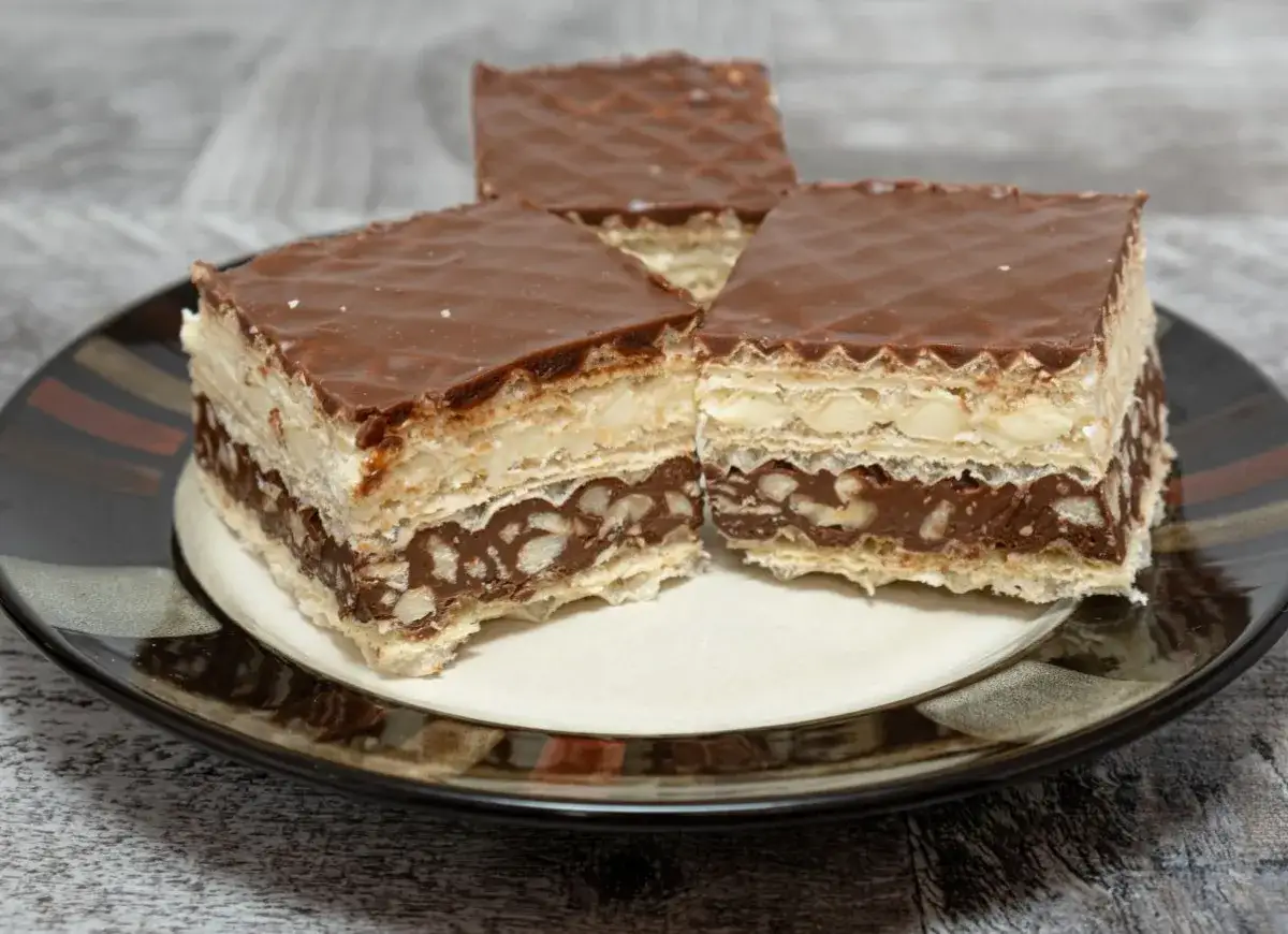 Słodkie wafle z czekoladą i orzechami, idealne na deser. Zastanawiasz się nad knoppers kcal?