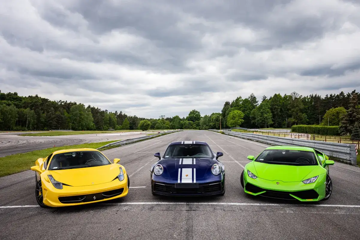 Żółte Ferrari, granatowe Porsche i zielony Lamborghini na torze wyścigowym. Który wybrać?