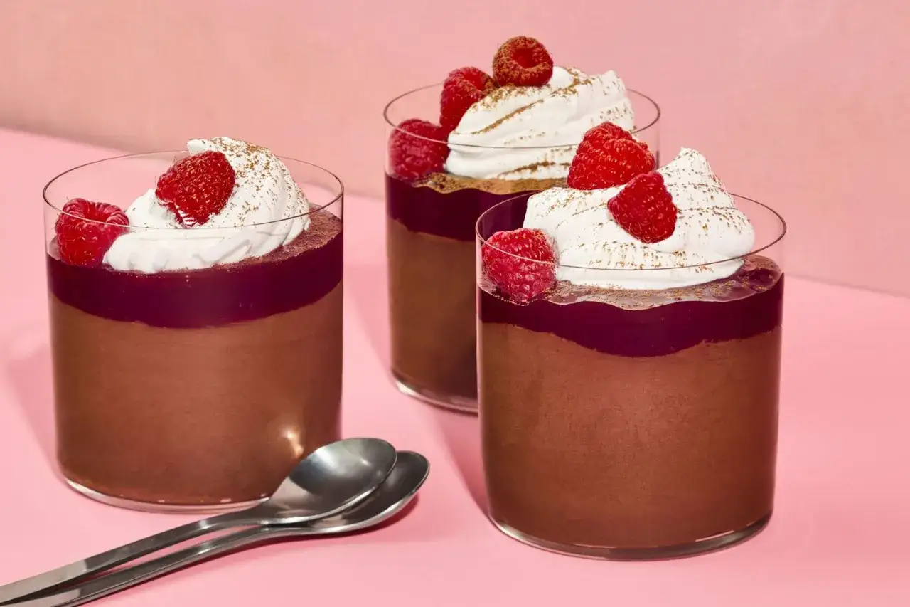Drei Gläser mit luftigem Mousse au Chocolat ohne Ei, garniert mit Beeren und Sahne. Ein Genuss für jeden Schokoladenliebhaber!