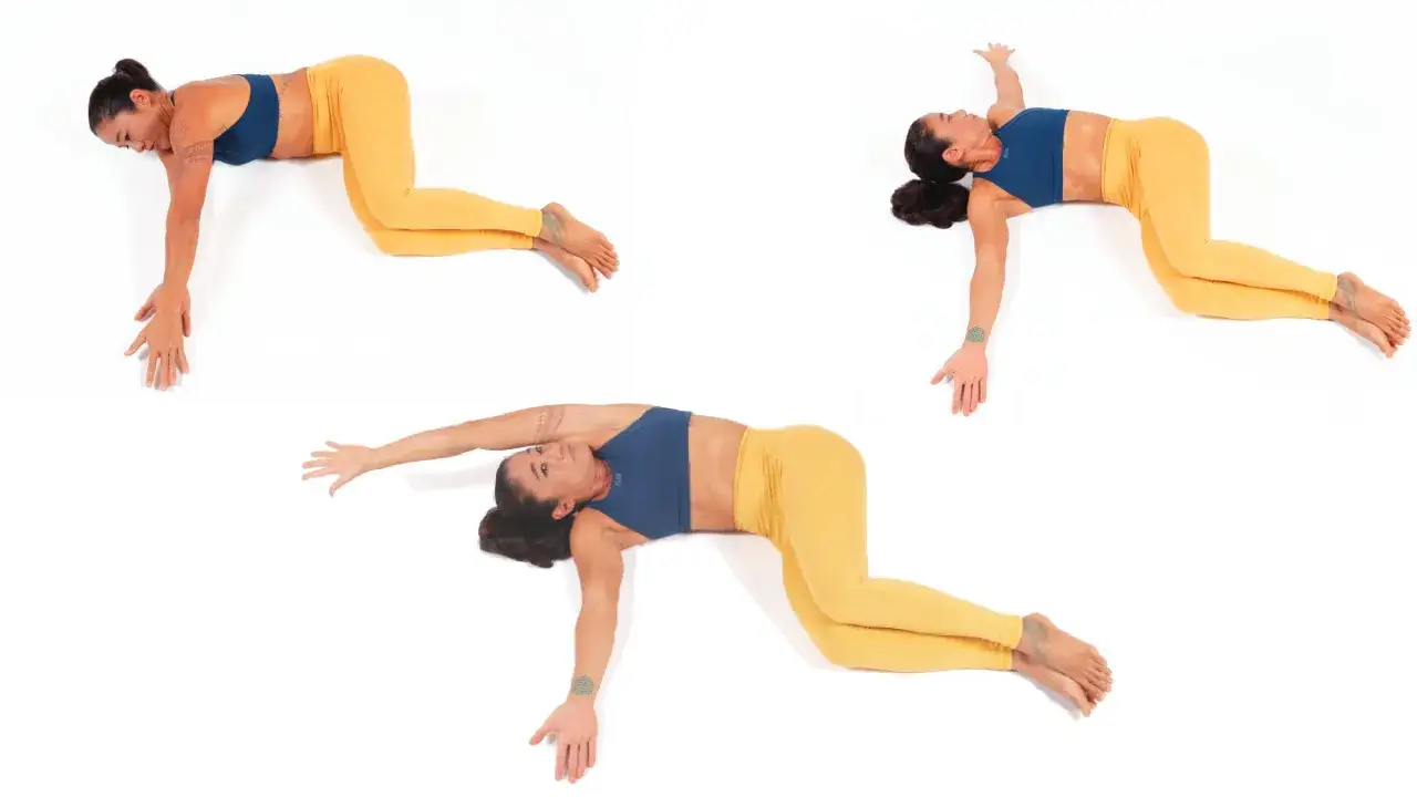 Frauen in gelber Hose und blauem Sport-BH f&uuml;hren eine Yoga-Pose aus, um die Schulter zu dehnen.