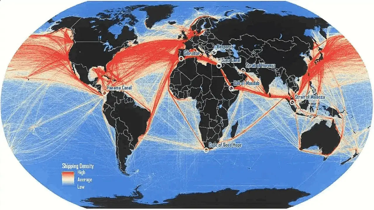 Mapa świata ukazująca gęstość ruchu statków. Czerwone linie oznaczają intensywny **cross trade**, łącząc kluczowe punkty jak Kanał Panamski i Cieśnina Malakka.