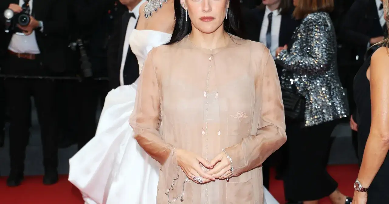 Riley Keough, wnuczka Elvisa Presleya, w transparentnej sukni i biżuterii.