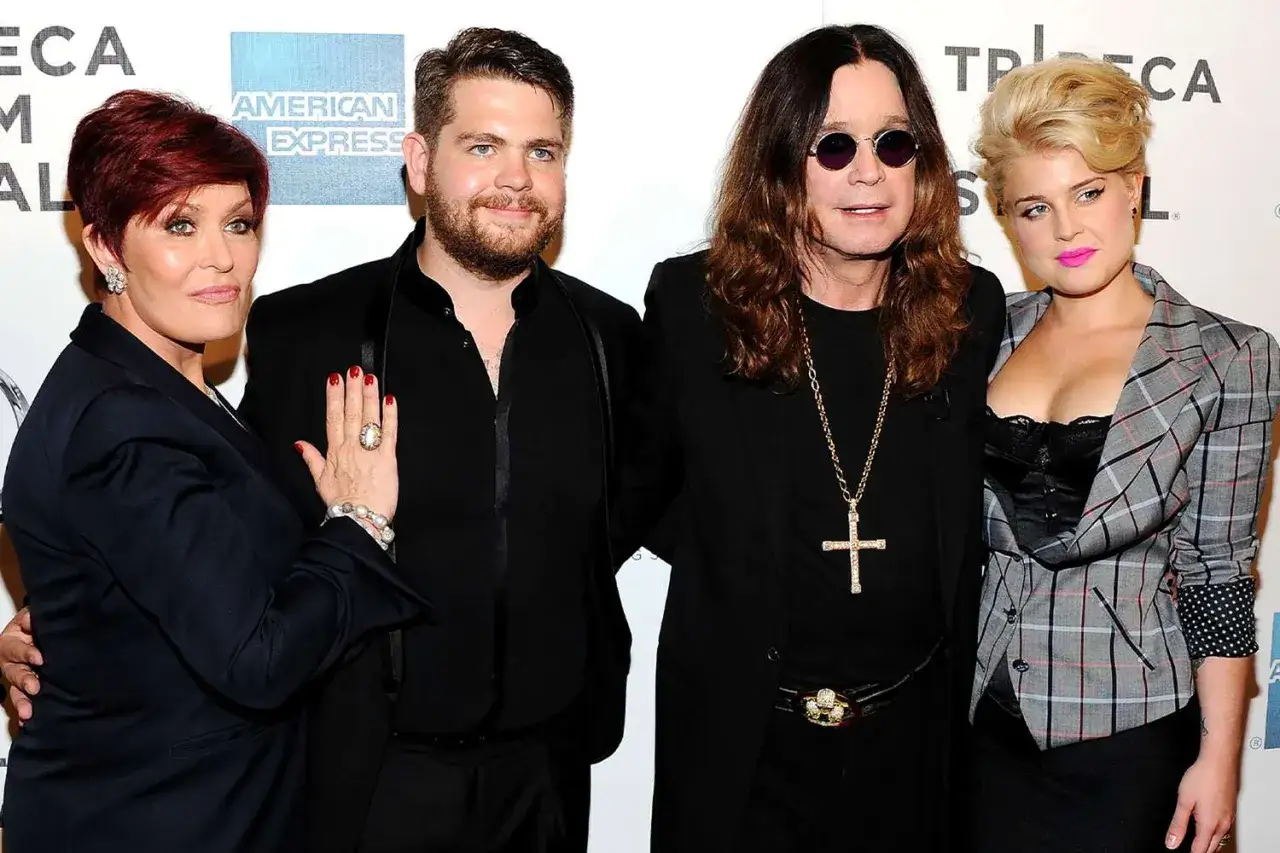 Rodzina Osbourne: Sharon, Jack, Ozzy i Kelly. Ozzy Osbourne dzieci z rodziną na czerwonym dywanie.