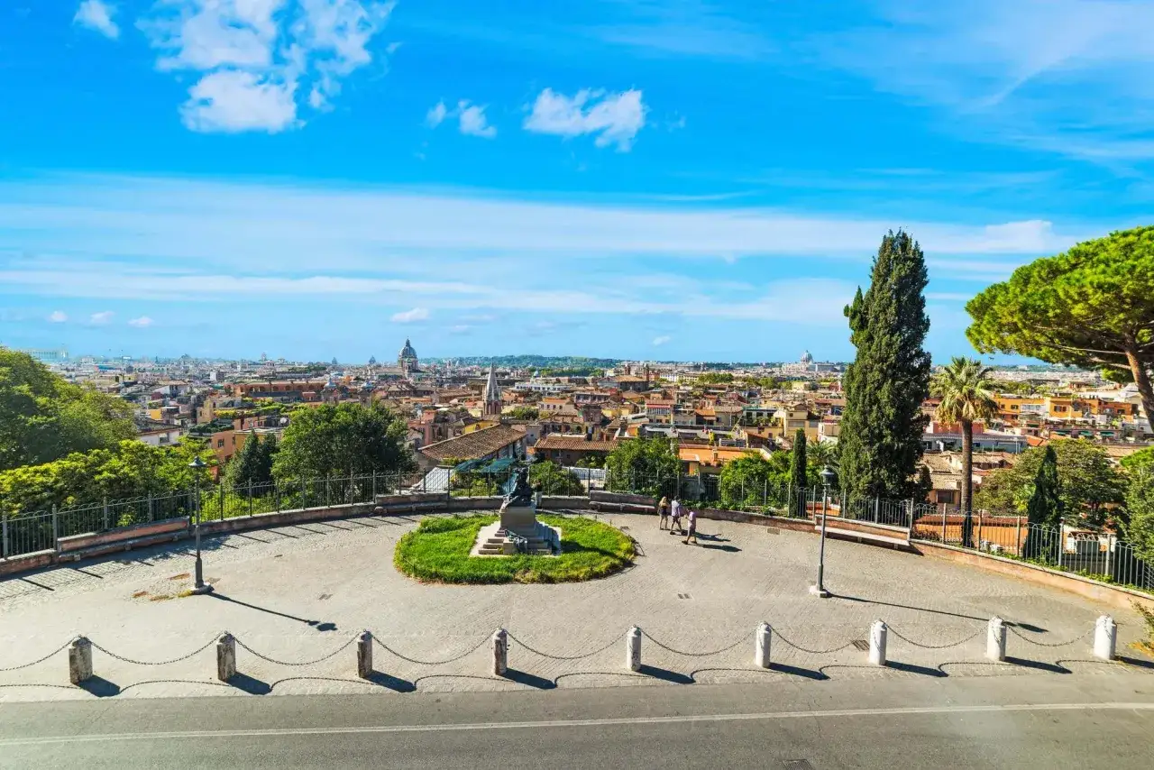 Vista panoramica di Roma, con cupole e tetti. Un luogo perfetto tra i posti da visitare a Roma gratis per godersi il panorama.