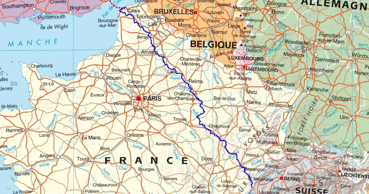 Carte de France et pays voisins, montrant des villes et des routes. Une ligne bleue marque les étapes de la Via Francigena.