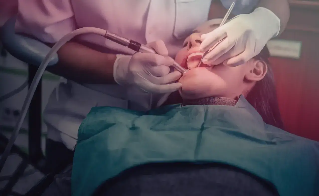 Dentysta używa wiertła i lusterka, by zbadać zęby pacjentki. Czy to oznacza, że będzie potrzebna lidokaina, co to za środek?