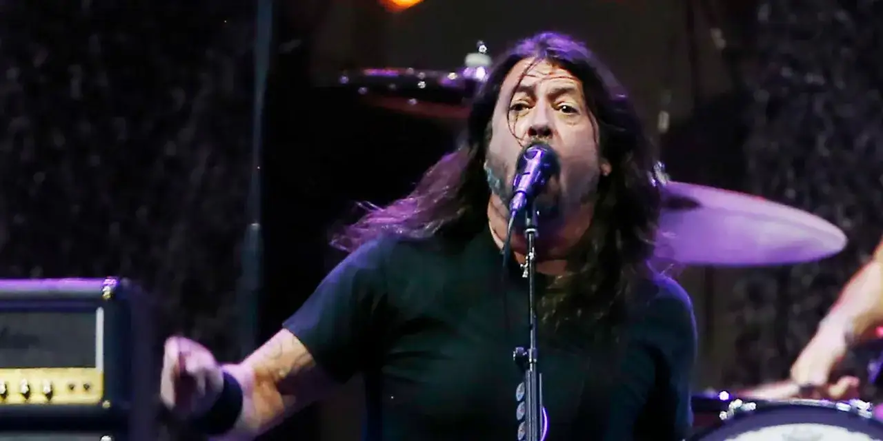 Dave Grohl z Foo Fighters śpiewa 