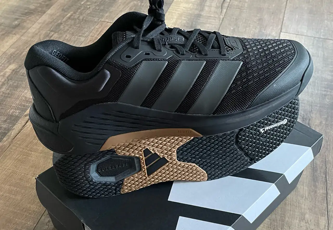 Schwarzer adidas Dropset 4 Trainingsschuh mit goldener Sohle und Continental-Grip. Perfekt f&uuml;r dein n&auml;chstes Workout.