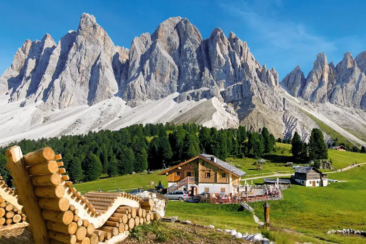 Rifugio delle Odle, un'oasi di pace tra le vette maestose. Un luogo ideale per godersi la natura incontaminata.