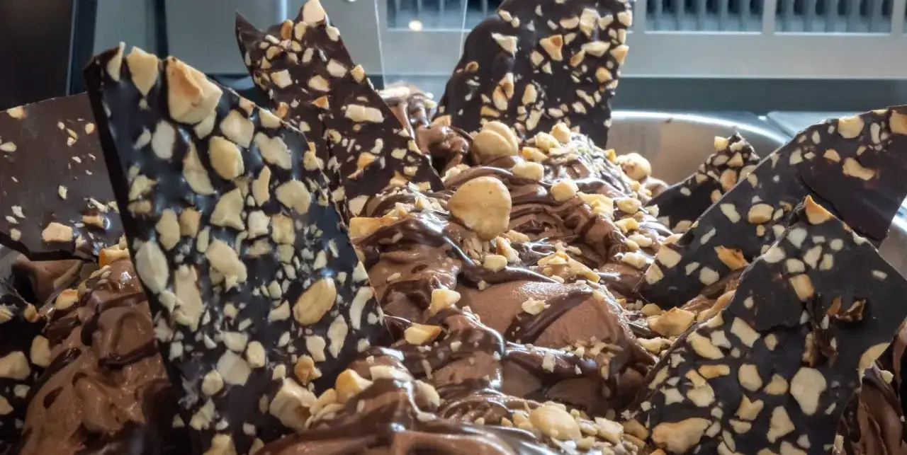 Schokoladeneis mit N&uuml;ssen und Schokoladenst&uuml;ckchen. Ein wahrer Genuss, dieses 