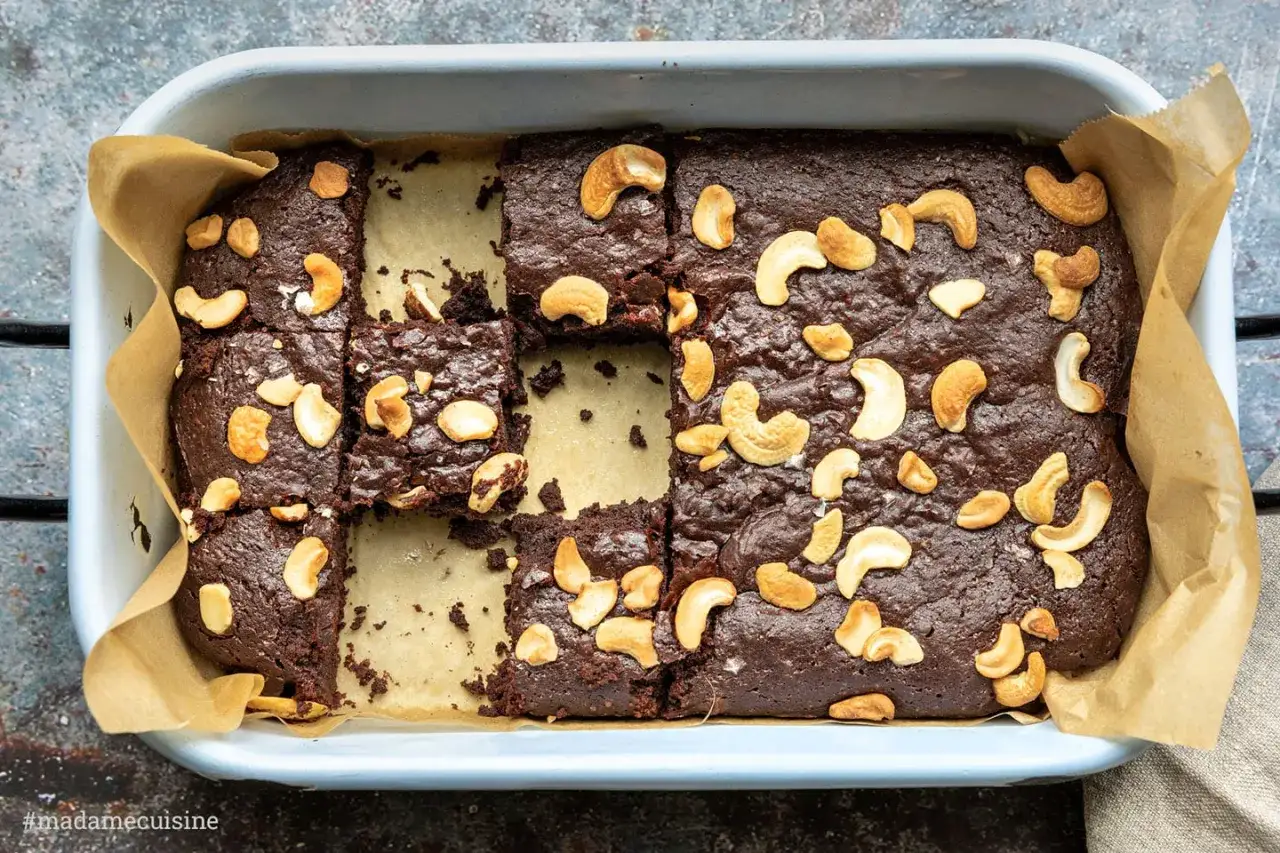 Saftige vegane Brownies mit Cashewkernen, frisch aus der Backform geschnitten. Ein Genuss f&uuml;r alle Schokoladenliebhaber!