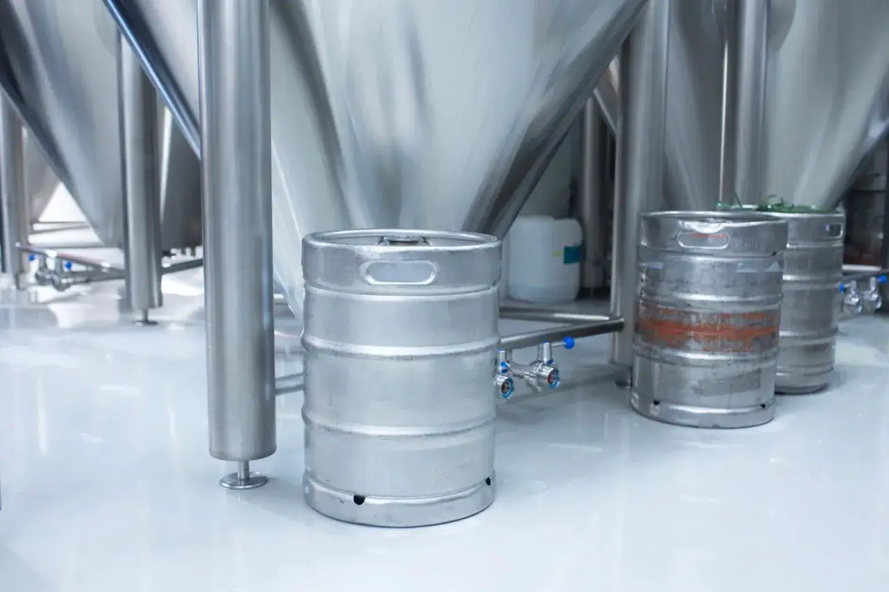 Fûts en acier inoxydable dans une brasserie. La durée fut de bière, attendant d'être remplie.