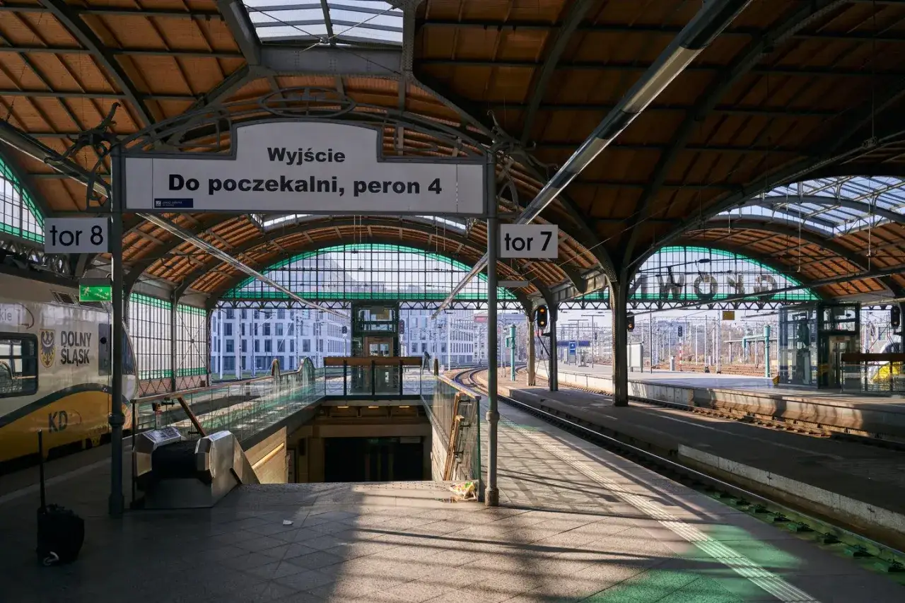 Pusta peron na dworcu głównym Wrocław. Widać tor 8 z pociągiem i tor 7.