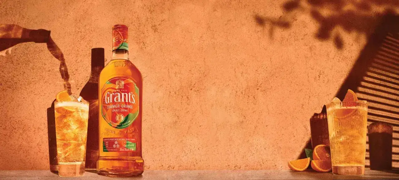Letni napój Grant's Summer Orange, idealny na orzeźwienie. Wypróbuj przepis na ten cytrusowy drink!
