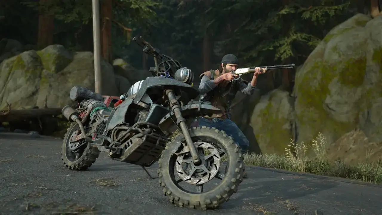 Un hombre con escopeta se esconde tras su moto, listo para la acci&oacute;n. Una escena de supervivencia en el mundo de Days Gone.