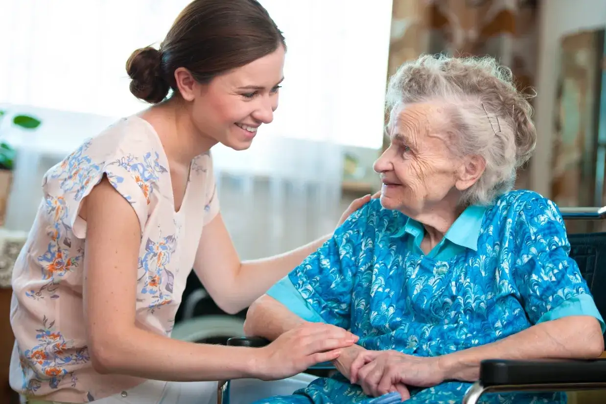Seniorzy rozmawiają z rodziną