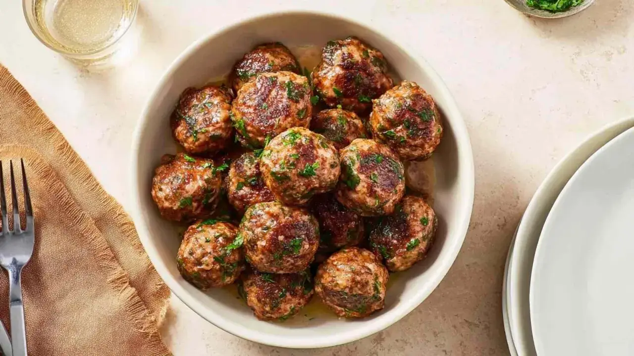 Pyszne mielone z air fryer, posypane świeżą natką pietruszki, wyglądają apetycznie w misce.
