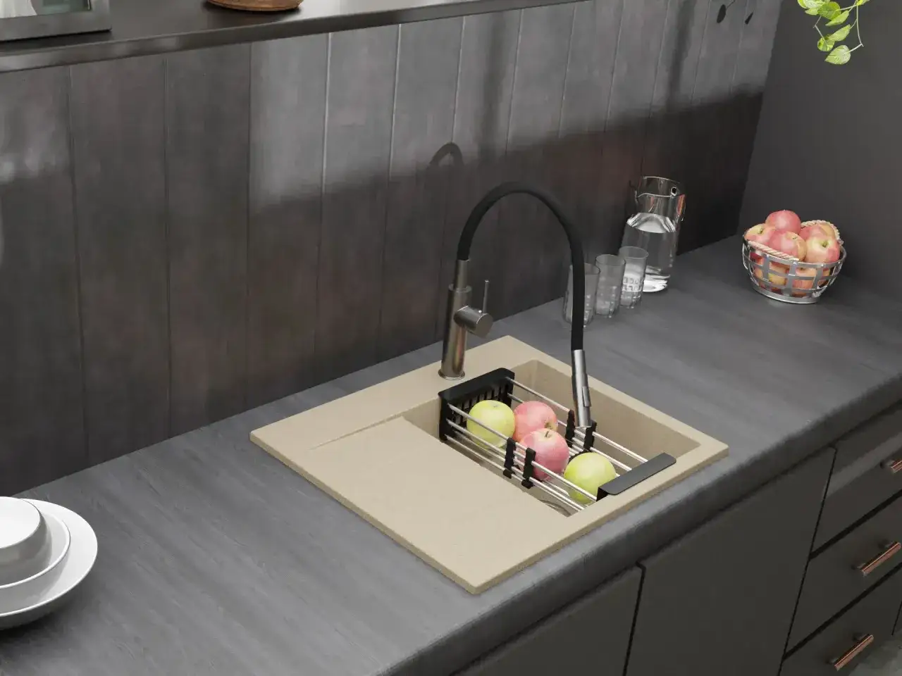 Nowoczesny zlew jednokomorowy szary z kranem i owocami w ociekaczu. Obok dzbanek z wodą i miska z jabłkami.