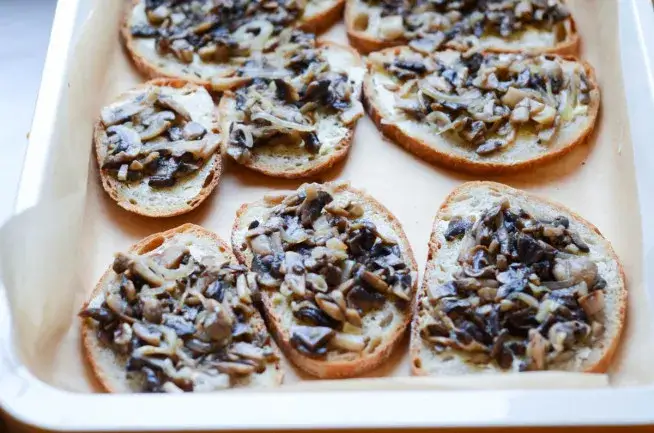 Zapiekanka z pieczarkami na blasze