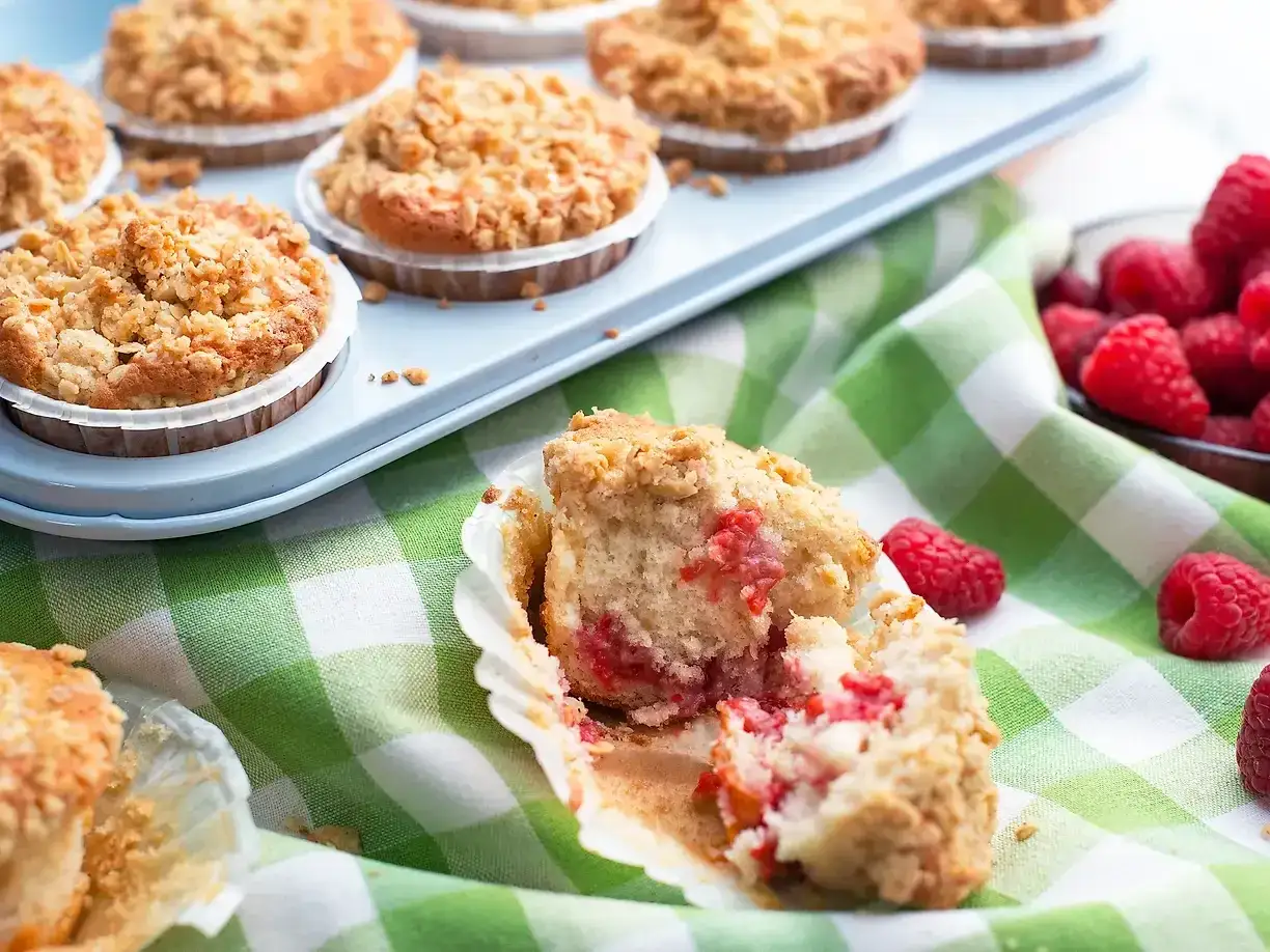 Saftiga muffins med hallon och smuldeg, en perfekt fika.