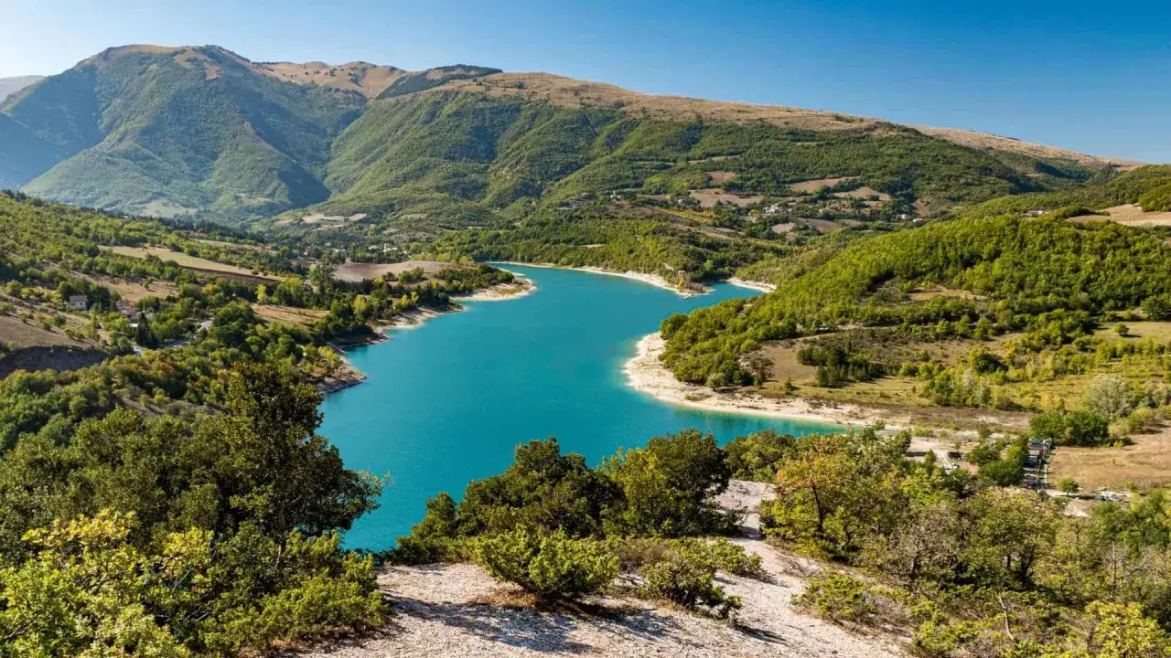 Lago di Fiastra, un gioiello tra i Monti Sibillini. Cosa vedere: natura incontaminata, acque turchesi e panorami mozzafiato.