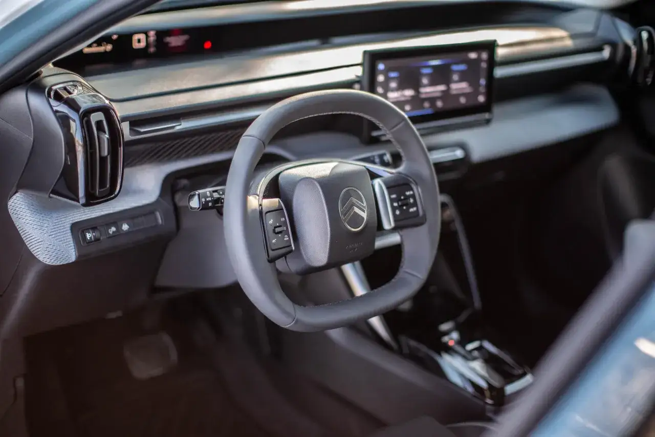 Wnętrze Citroen C3 2025 z ekranem dotykowym, kierownicą i cyfrowym panelem wskaźników.