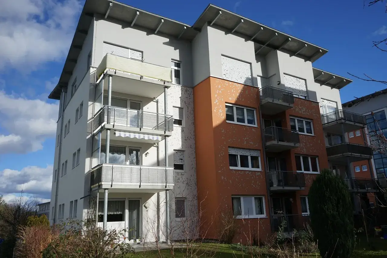 Prawda o rzekomym zakazie montażu rolet zewnętrznych w blokach pod opieką architekta. Nowoczesny blok z balkonami i roletami.