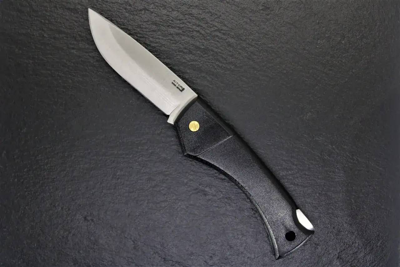 Navaja Aitor de acero inoxidable con mango negro texturizado, lista para cualquier aventura.