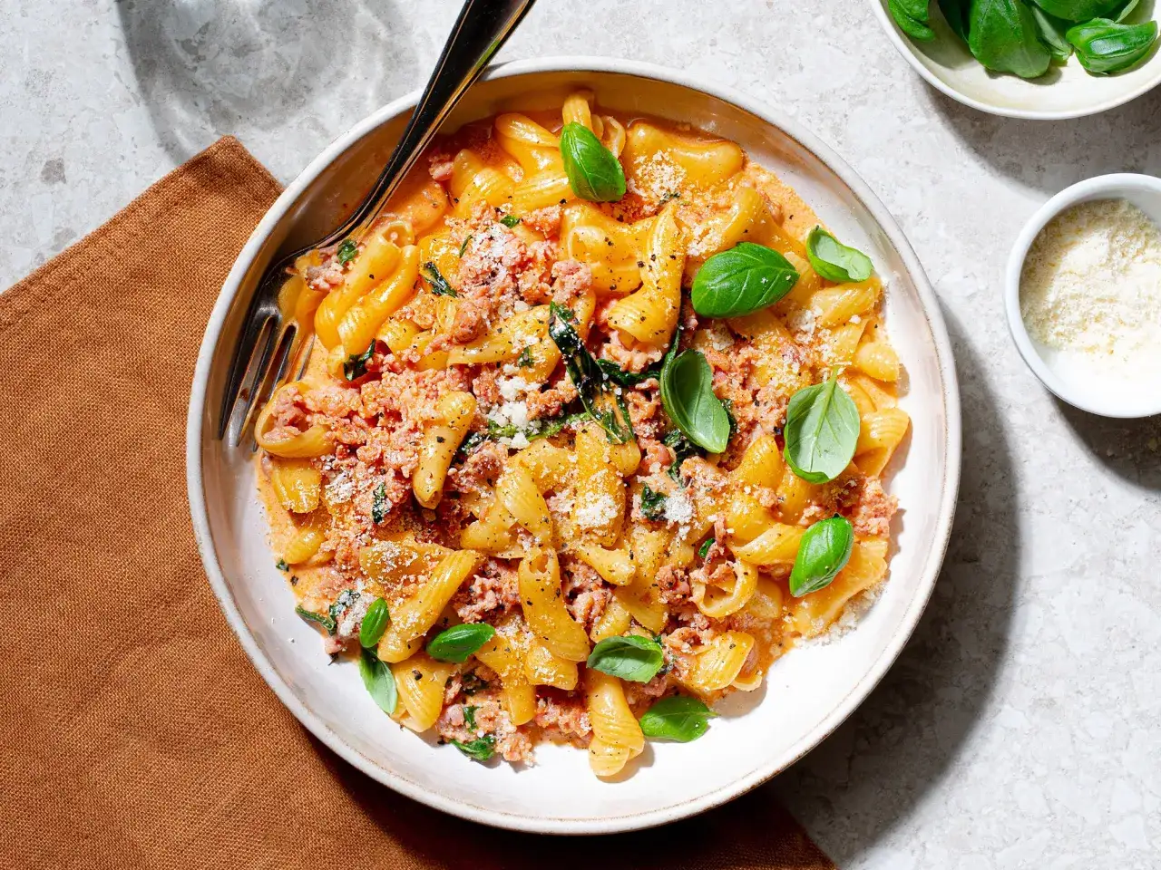 En krämig salsiccia pasta med färsk basilika och riven parmesan. En härlig rätt som passar perfekt för en mysig middag.