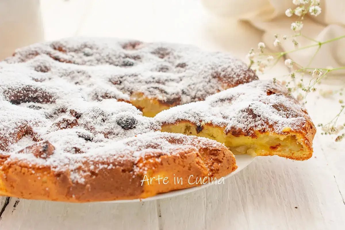 Frittata di mele in padella pronta in 5 minuti, cosparsa di zucchero a velo. Un dolce veloce e delizioso.
