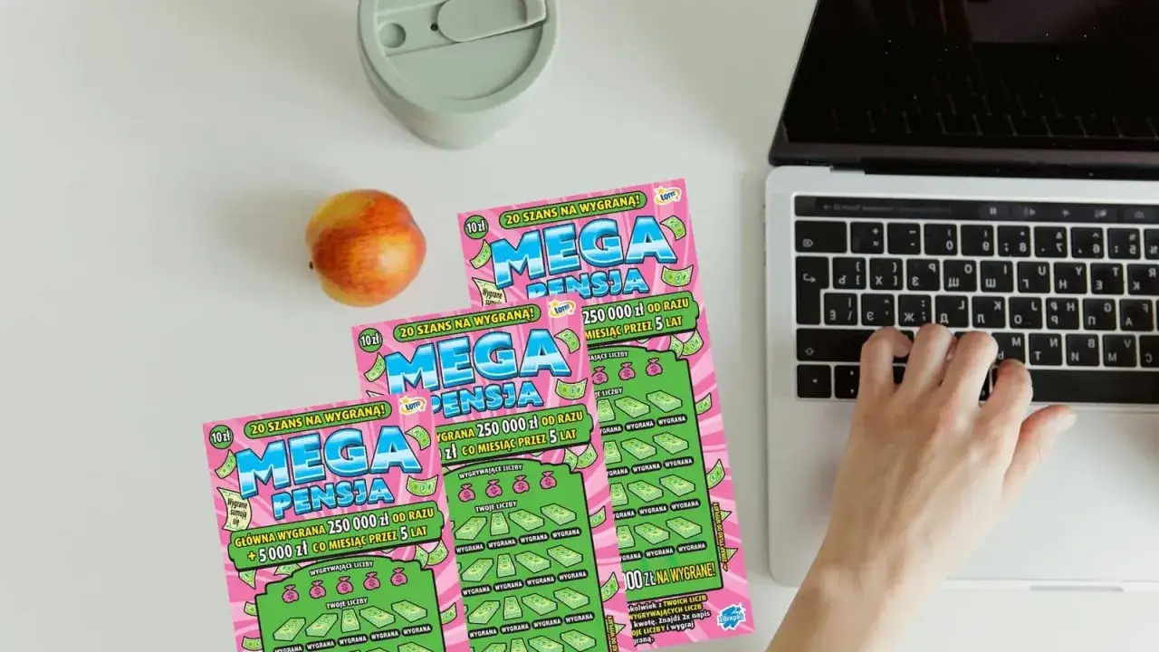 Ręka pisze na laptopie, obok leżą trzy zdrapki